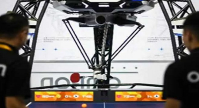 CIIE Fuarı’nda insanlarla masa tenisi oynayan robot damga vurdu