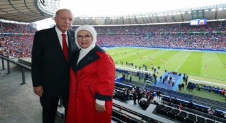 Cumhurbaşkanı Erdoğan, Türkiye-Hollanda maçını tribünden izledi